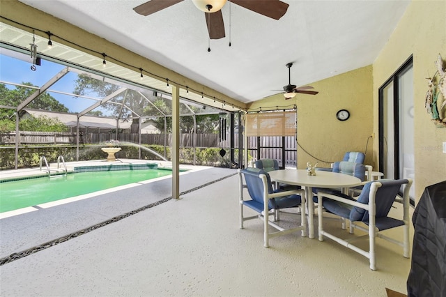 2914 Timber Knoll Dr, Valrico, FL 33596 - sunroom featuring a ceiling fan, outdoor dining space, vaulted ceiling, and plenty of natural light