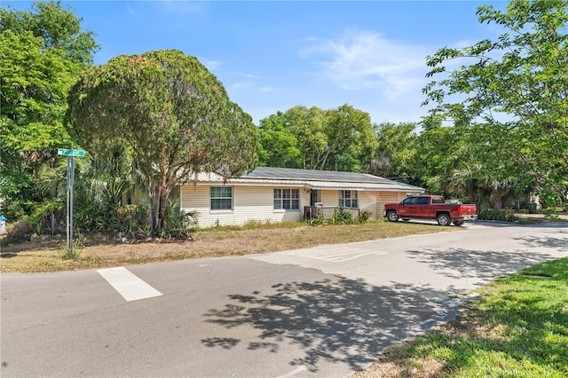 38351 7th Ave, Zephyrhills, FL 33542 - ranch-style house featuring roof mounted solar panels