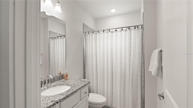 full bath with toilet, a shower with shower curtain, and vanity