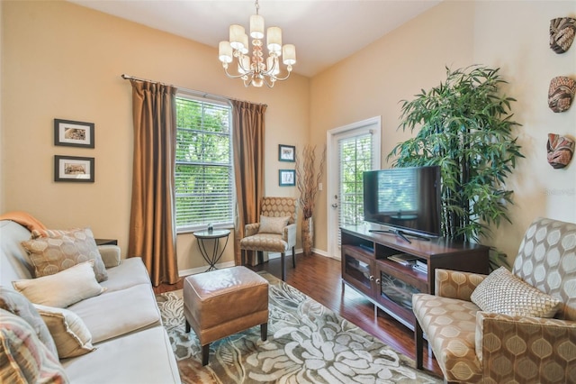 504 S Armenia Ave Unit 1338, Tampa, FL 33609 - living room featuring an inviting chandelier, wood finished floors, and baseboards