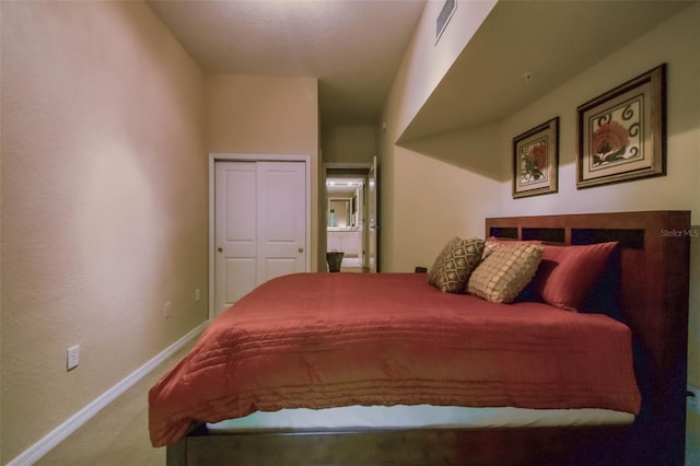 504 S Armenia Ave Unit 1338, Tampa, FL 33609 - carpeted bedroom featuring visible vents, a closet, and baseboards