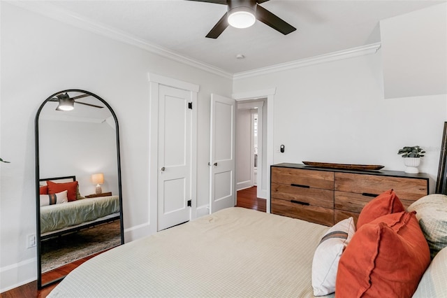 bedroom with wood finished floors, crown molding, baseboards, and a ceiling fan