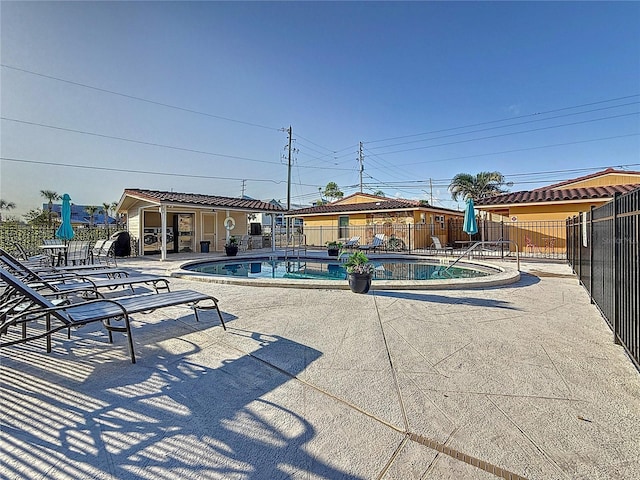 2600 N Paula Dr Unit 2B, Dunedin, FL 34698 - community pool with a patio area
