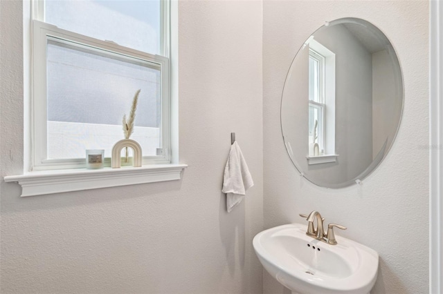 bathroom featuring a sink