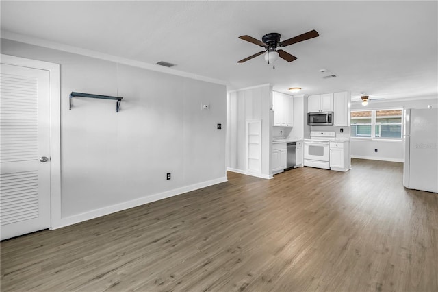 unfurnished living room with wood finished floors, a ceiling fan, visible vents, baseboards, and ornamental molding