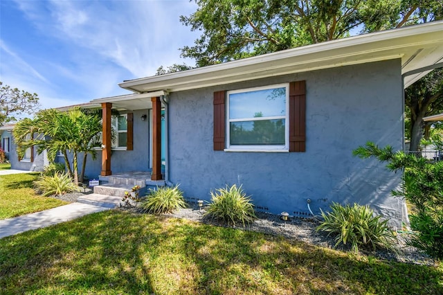 6207 Gulfport Blvd S, Gulfport, FL 33707 - ranch-style home featuring a front lawn and stucco siding