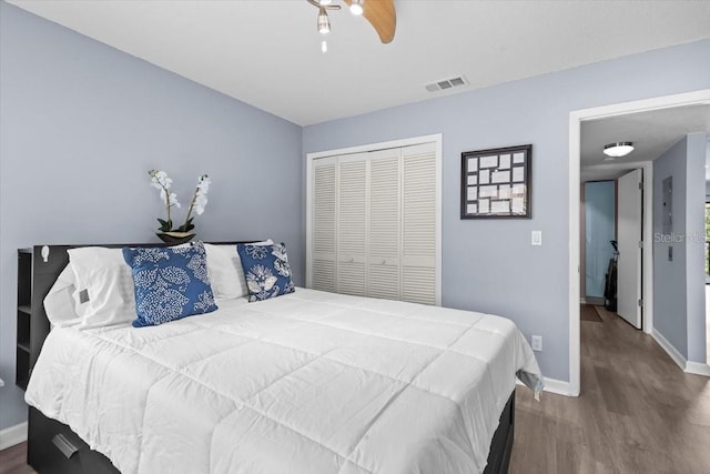 3600 Magnolia Ridge Cir Unit 1221-G, Palm Harbor, FL 34684 - bedroom featuring wood finished floors, visible vents, baseboards, and a closet