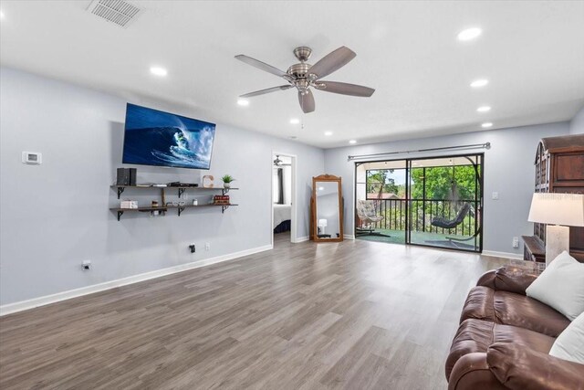 3600 Magnolia Ridge Cir Unit 1221-G, Palm Harbor, FL 34684 - living area with recessed lighting, visible vents, ceiling fan, and wood finished floors