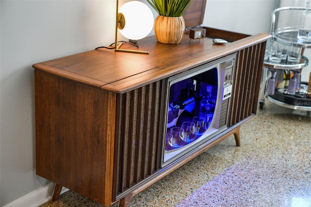 bar featuring a dry bar and baseboards