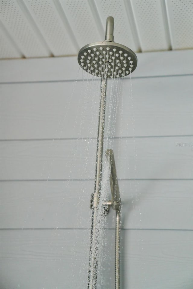 room details featuring a tile shower