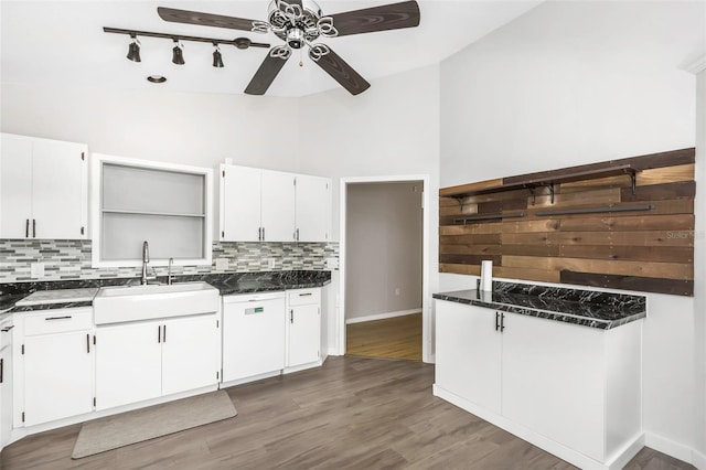 kitchen with a ceiling fan, tasteful backsplash, a sink, dishwasher, and lofted ceiling