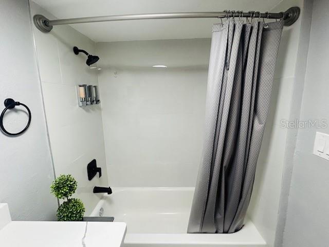 6401 30th Way N, Saint Petersburg, FL 33702 - bathroom featuring shower / tub combo with curtain