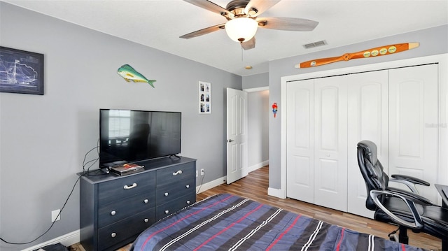 4396 5th Isle Dr, Hernando Beach, FL 34607 - bedroom featuring a ceiling fan, visible vents, wood finished floors, baseboards, and a closet