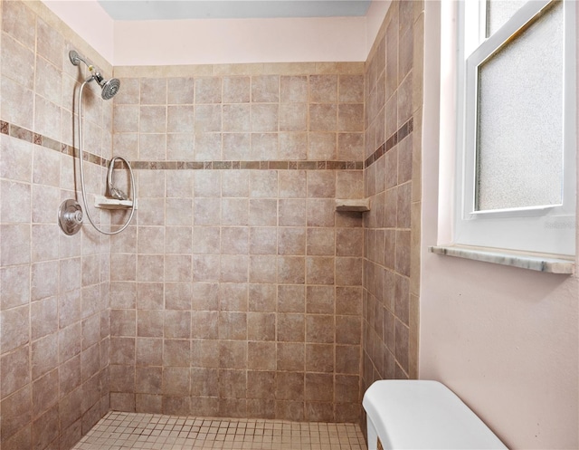 771 Murphy Ave N, Saint Petersburg, FL 33703 - bathroom featuring tiled shower and toilet
