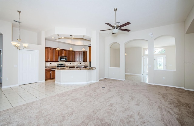 617 Glastonbury Ct, Spring Hill, FL 34609 - unfurnished living room with arched walkways, light tile patterned flooring, ceiling fan, baseboards, and recessed lighting