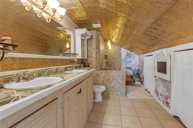 2014 E Broad St, Tampa, FL 33610 - full bath featuring an ornate ceiling, a sink, and lofted ceiling