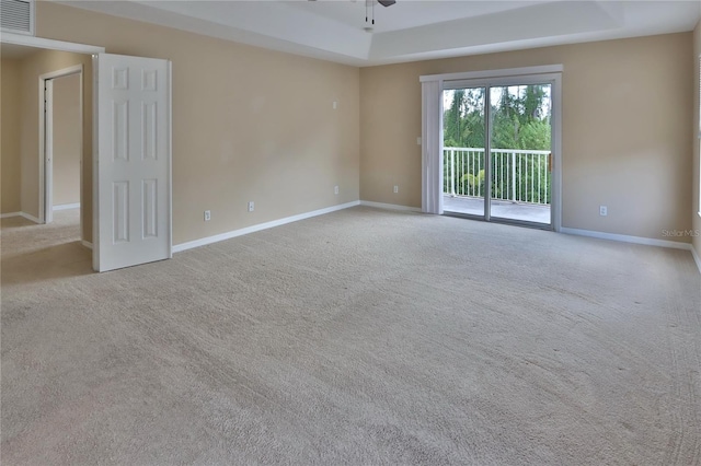 empty room with ceiling fan, baseboards, carpet flooring, and visible vents