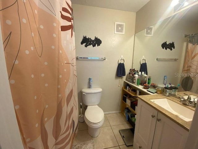 full bath featuring tile patterned floors, toilet, a shower with curtain, and vanity