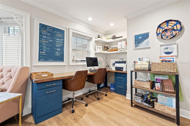 office featuring light wood-type flooring, baseboards, recessed lighting, built in study area, and crown molding