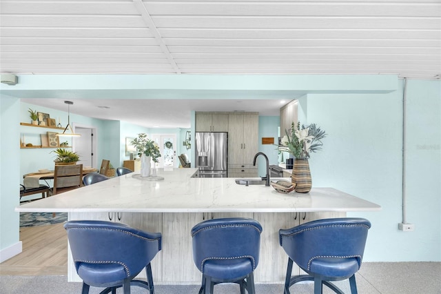 1015 Spindle Palm Way, Apollo Beach, FL 33572 - kitchen with a sink, a peninsula, a breakfast bar area, and stainless steel fridge with ice dispenser