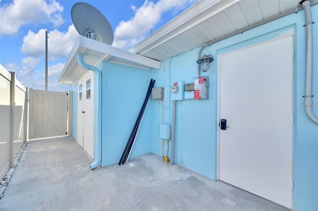 1015 Spindle Palm Way, Apollo Beach, FL 33572 - view of exterior entry featuring a gate