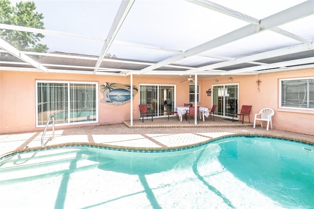 7812 Turnbridge Dr, Port Richey, FL 34668 - swimming pool featuring a patio area, a lanai, a ceiling fan, and outdoor dining space