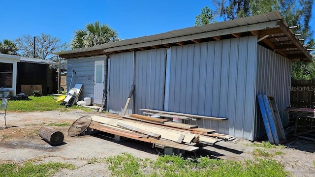 view of outdoor structure with an outbuilding