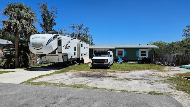manufactured / mobile home with fence