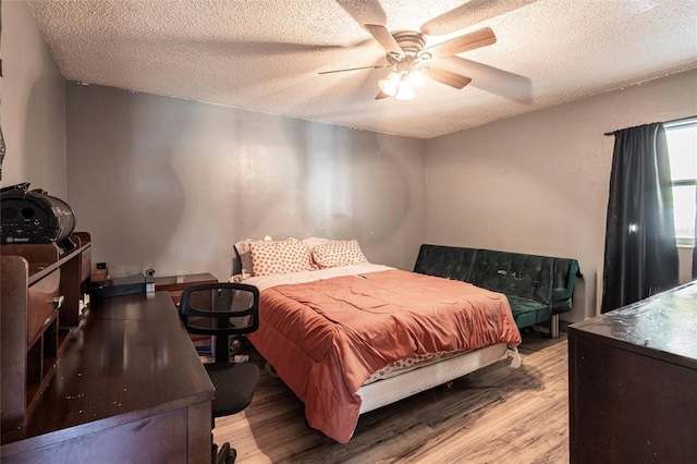 2002 SE Rhode Island St, Arcadia, FL 34266 - bedroom featuring ceiling fan, wood finished floors, and a textured ceiling