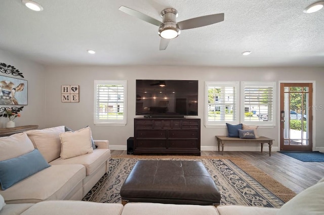 living area featuring baseboards, recessed lighting, and wood finished floors
