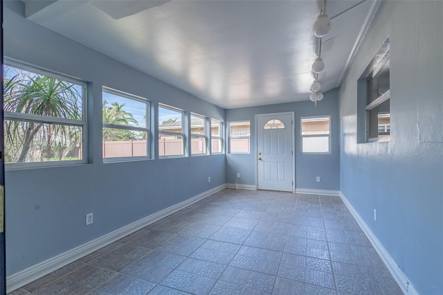 foyer entrance featuring baseboards