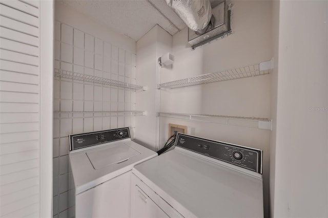 2424 W Tampa Bay Blvd Unit I202, Tampa, FL 33607 - laundry area featuring washing machine and dryer