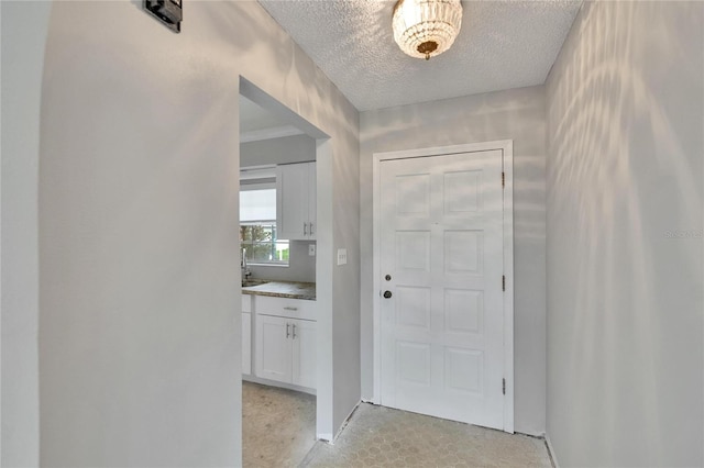 814 Seabreeze Dr, Ruskin, FL 33570 - foyer with a textured ceiling