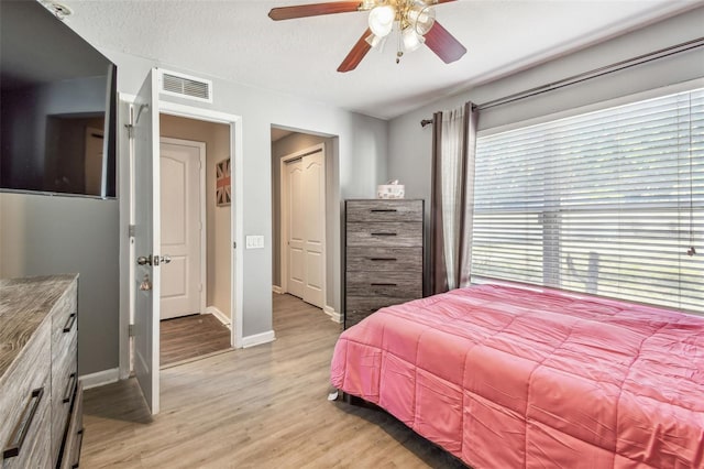1939 Heartland Cir, Valrico, FL 33594 - bedroom with ceiling fan, a textured ceiling, light wood-style flooring, baseboards, and visible vents