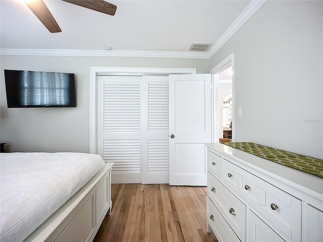 4231 8th St N, Saint Petersburg, FL 33703 - bedroom featuring a ceiling fan, a closet, crown molding, light wood-type flooring, and visible vents