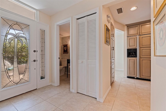 foyer entrance featuring light tile patterned floors, recessed lighting, visible vents, and baseboards