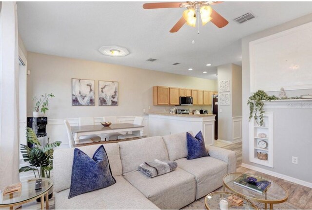 living area with visible vents, recessed lighting, and ceiling fan