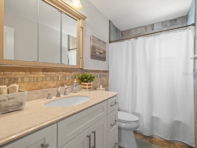 full bathroom with curtained shower, vanity, toilet, and decorative backsplash