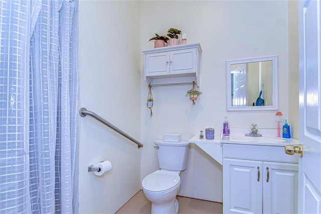 bathroom featuring a shower with shower curtain, toilet, and vanity