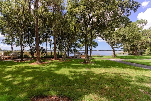 view of yard featuring a water view