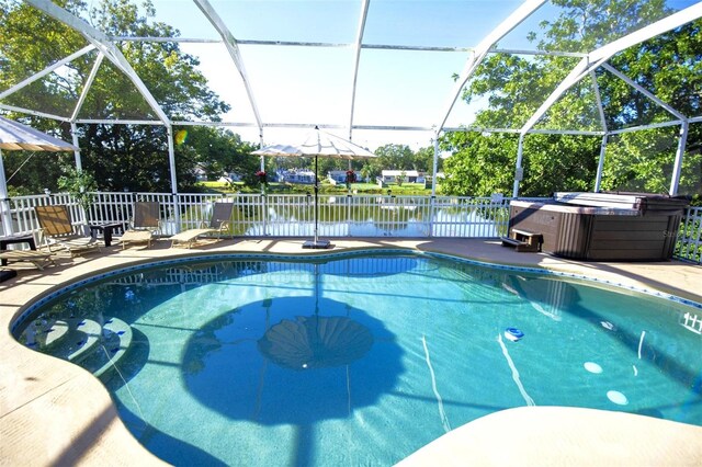 2460 Beacon Groves Blvd, Palm Harbor, FL 34683 - view of swimming pool with a fenced in pool, a lanai, a hot tub, and a patio area