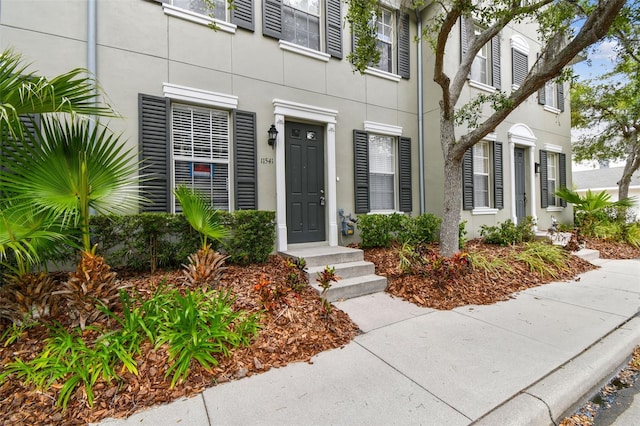 view of exterior entry with stucco siding