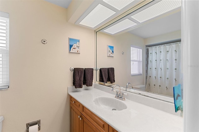 4333 48th Ave S, Saint Petersburg, FL 33711 - full bath featuring toilet, a shower with curtain, and vanity