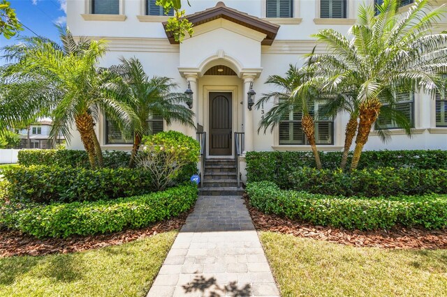 view of exterior entry with stucco siding
