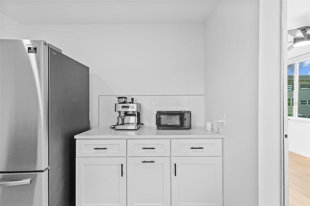 1225 58th St N Unit 204A, Saint Petersburg, FL 33710 - bar featuring freestanding refrigerator and backsplash