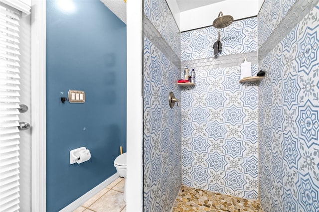 bathroom featuring toilet, a walk in shower, tile patterned floors, and baseboards