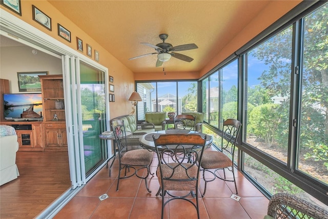 sunroom / solarium with ceiling fan