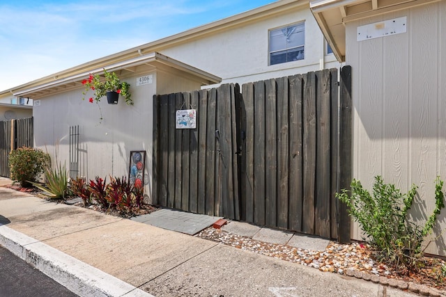 4306 La Mora Ct, Tampa, FL 33611 - view of side of home featuring a gate and fence