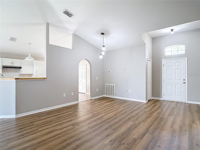 entryway featuring arched walkways, visible vents, and wood finished floors