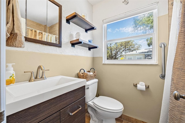 2134 6th Ave N, Saint Petersburg, FL 33713 - full bathroom featuring vanity, curtained shower, and toilet